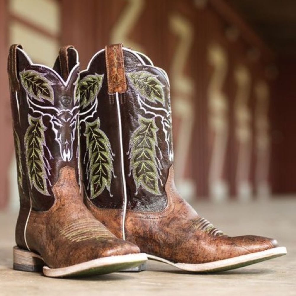 SOLD Ariat outlaw boots